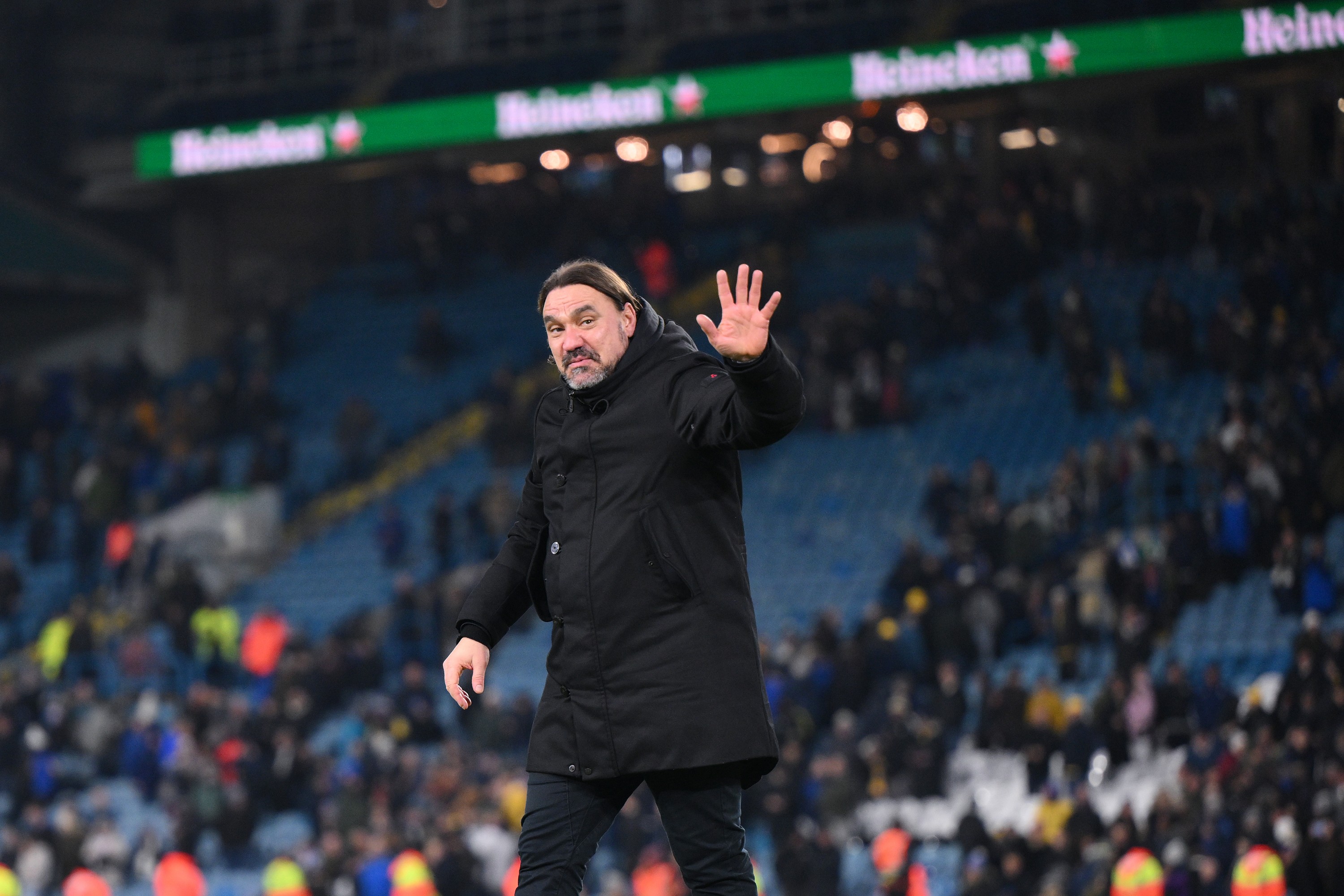 Daniel Farke, Manager de Leeds United, montre son appréciation aux fans après le match contre Cardiff City.