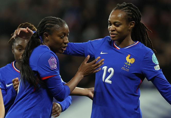 Kadidiatou Diani (au centre), l’une des trois buteuses françaises lors du succès contre l’Islande (3-2), félicitée par Marie-Antoinette Katoto, au Mans, le 25 février 2025.