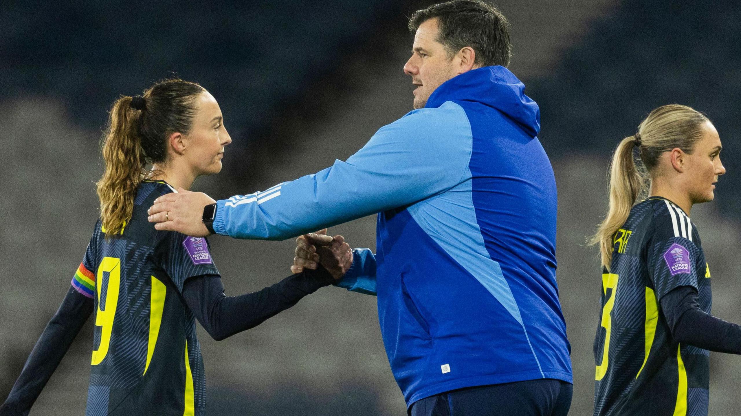 Michael McArdle et Caroline Weir à la fin d'un match de la Ligue des Nations Féminines UEFA entre l'Écosse et les Pays-Bas à Hampden Park