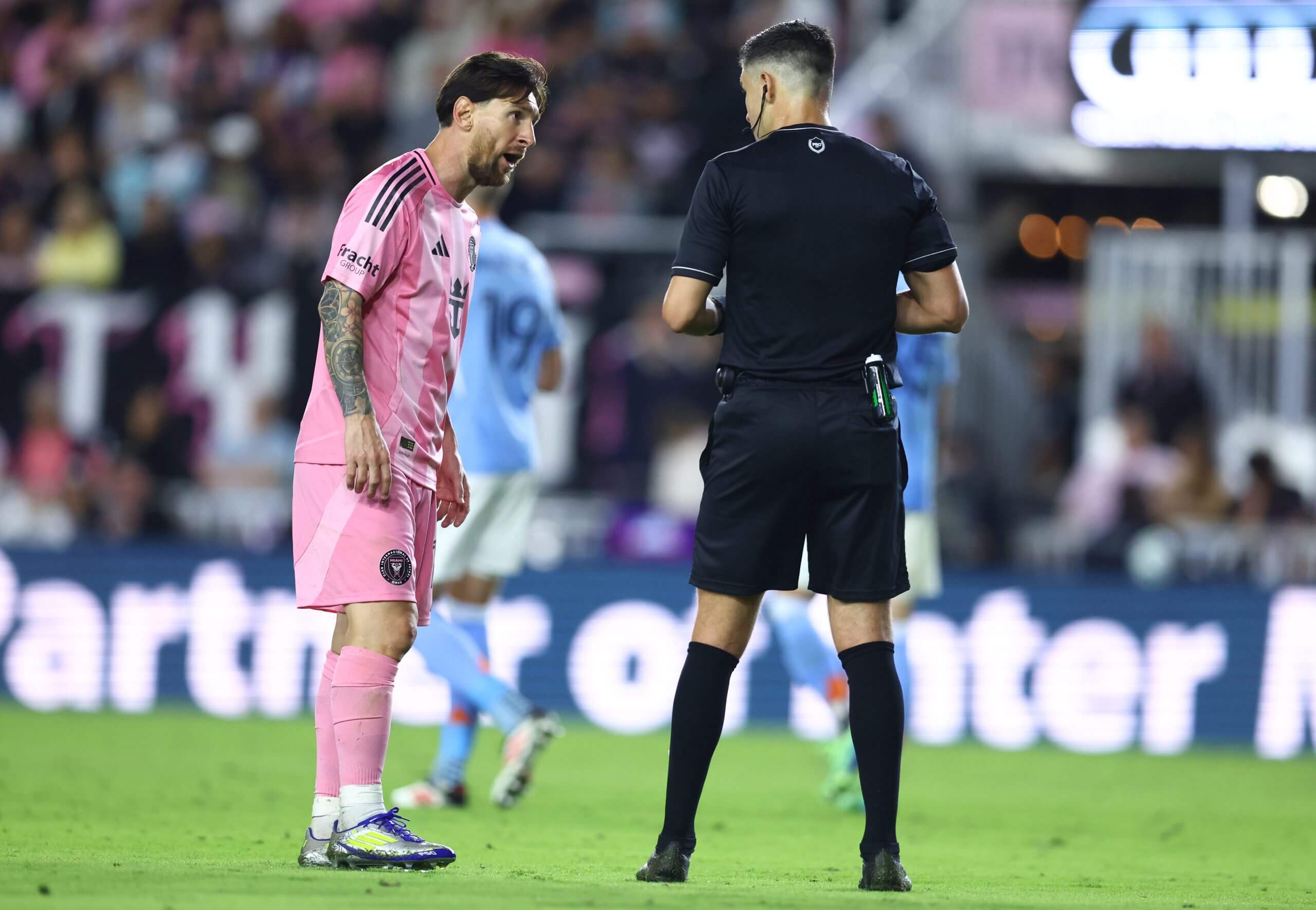 Lionel Messi et l'arbitre lors du match nul d'Inter Miami contre NYCFC