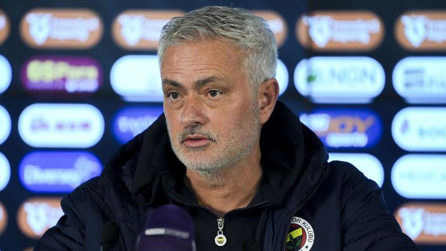 Jose Mourinho portant un manteau avec un badge de Fenerbahce