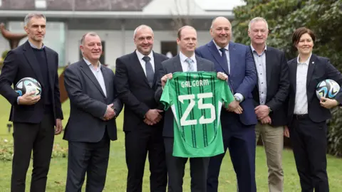 Gordon Lyons avec un maillot de football de l'Irlande du Nord