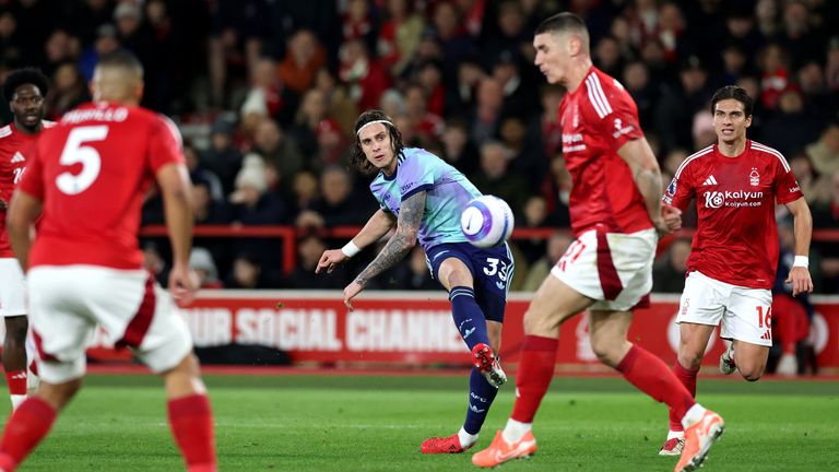 Riccardo Calafiori frappe le poteau de Nottingham Forest