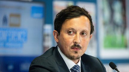 Pablo Longoria, le président de l'OM, lors d'une conférence de presse au stade Vélodrome le 9 juillet 2024. (CLEMENT MAHOUDEAU / AFP)