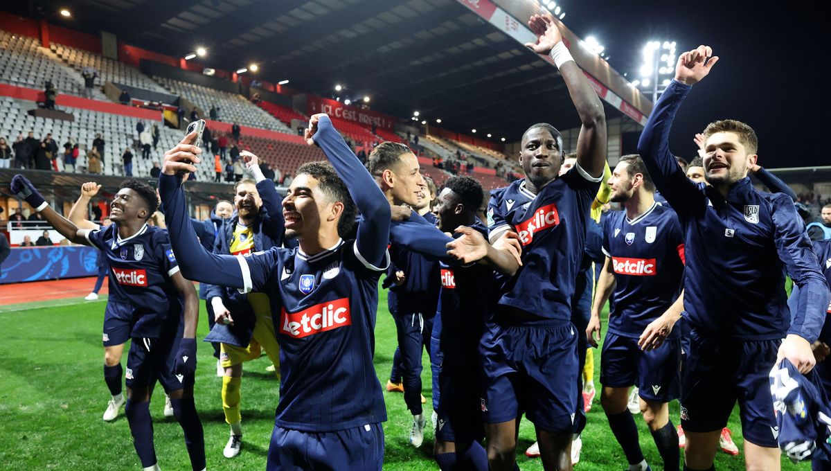 La joie immense des Dunkerquois devant leurs supporters après la qualification pour les demi-finales de la Coupe de France.