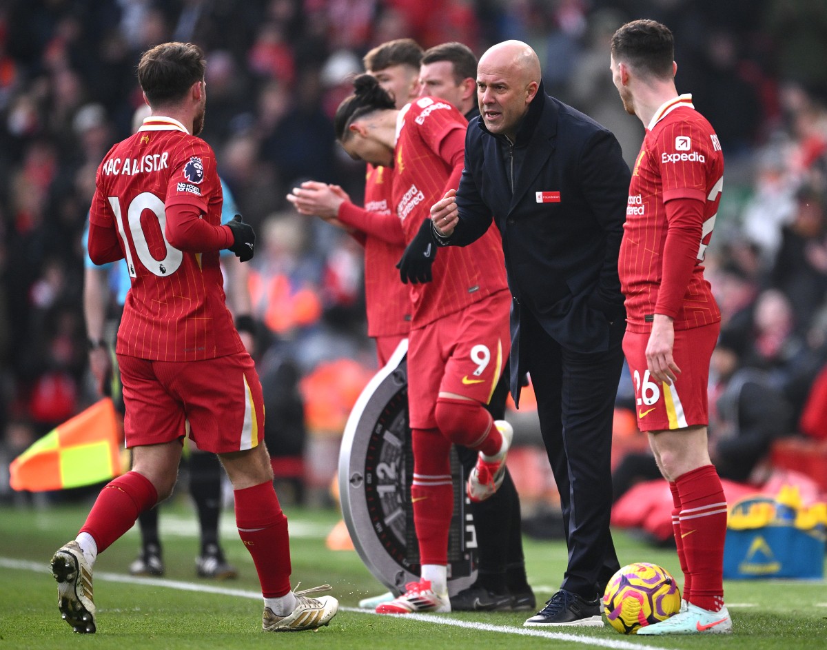 Arne Slot donnant des instructions aux joueurs de Liverpool depuis le bord du terrain