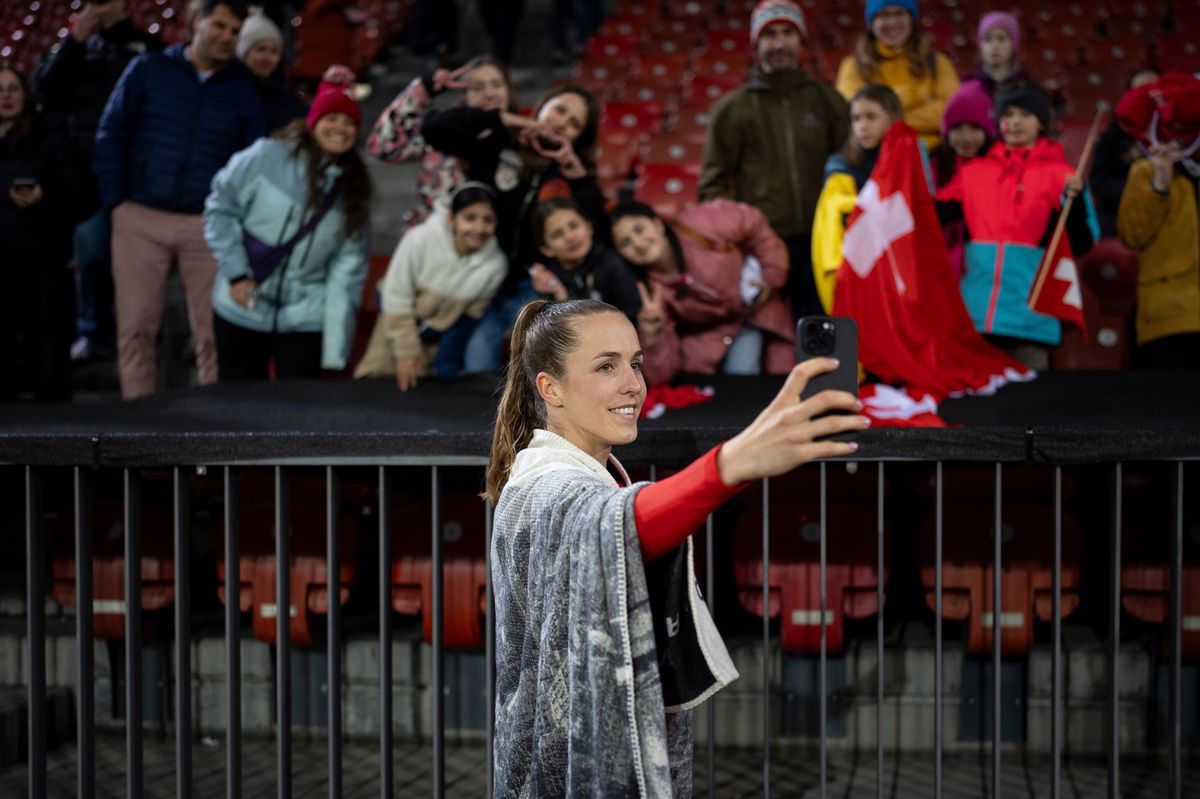 Lia Wälti, joueuse suisse, prend un selfie avec des fans.