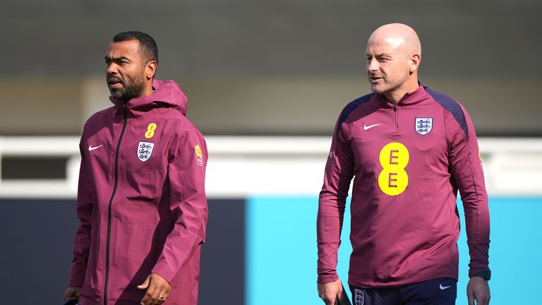 Ashley Cole, à gauche, était assistant de Lee Carsley durant son intérim en tant qu'entraîneur de l'Angleterre