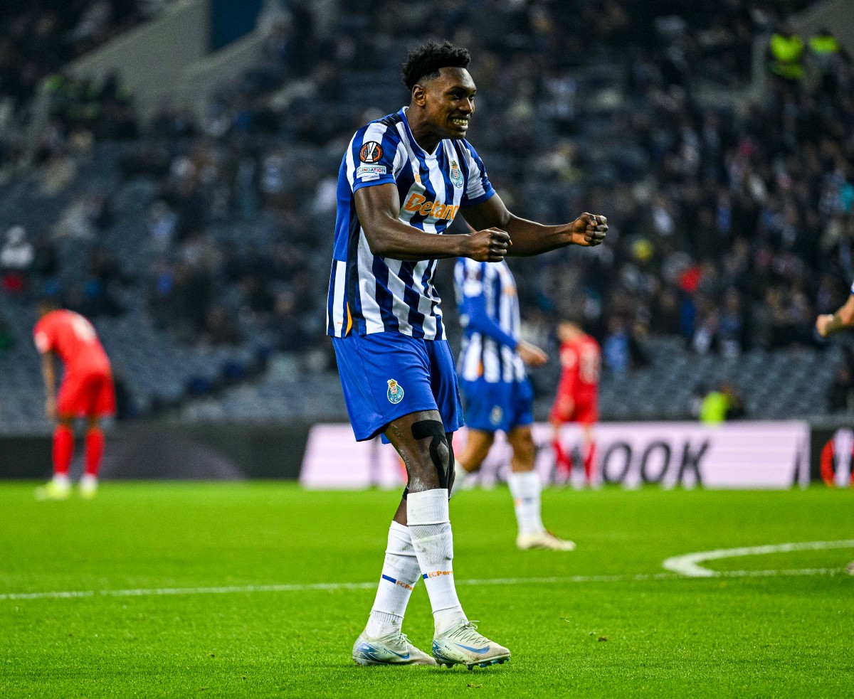 Samu Aghehowa célèbre un but pour Porto