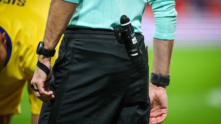 Un arbitre pendant un match entre Lille et Toulouse, à Villeneuve-d'Ascq, le 5 octobre 2024. (MATTHIEU MIRVILLE / AFP)