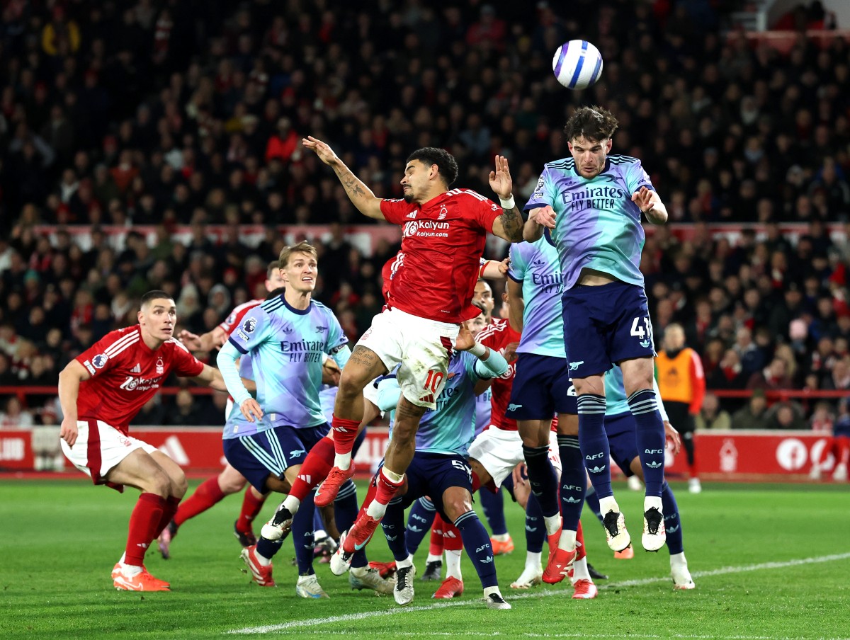 Declan Rice s'élève pour dégager le ballon lors du match nul d'Arsenal contre Nottingham Forest