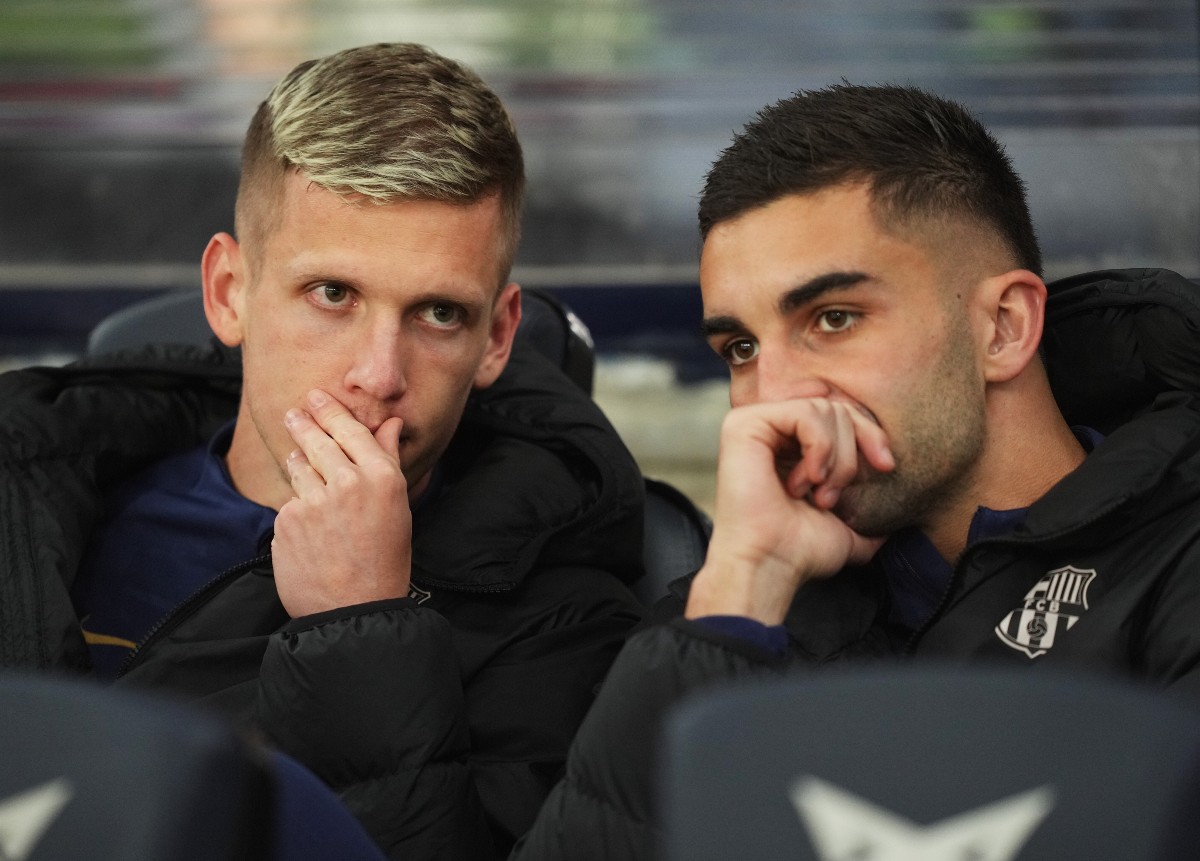 Dani Olmo parlant à Ferran Torres sur le banc du FC Barcelone