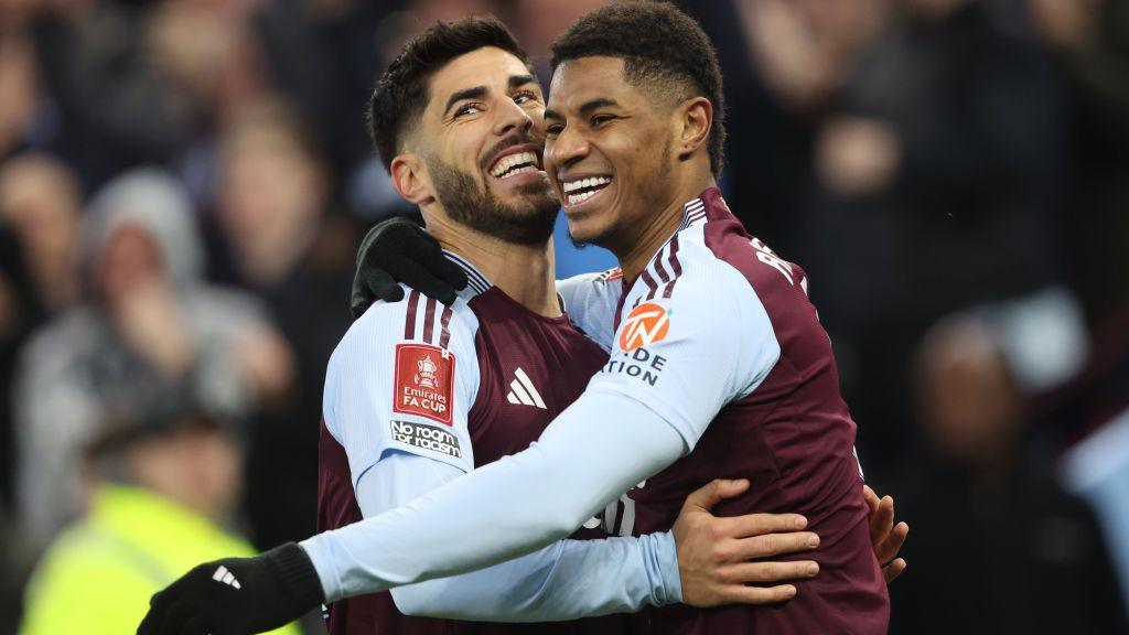 Aston Villa célèbre un but marqué contre Cardiff