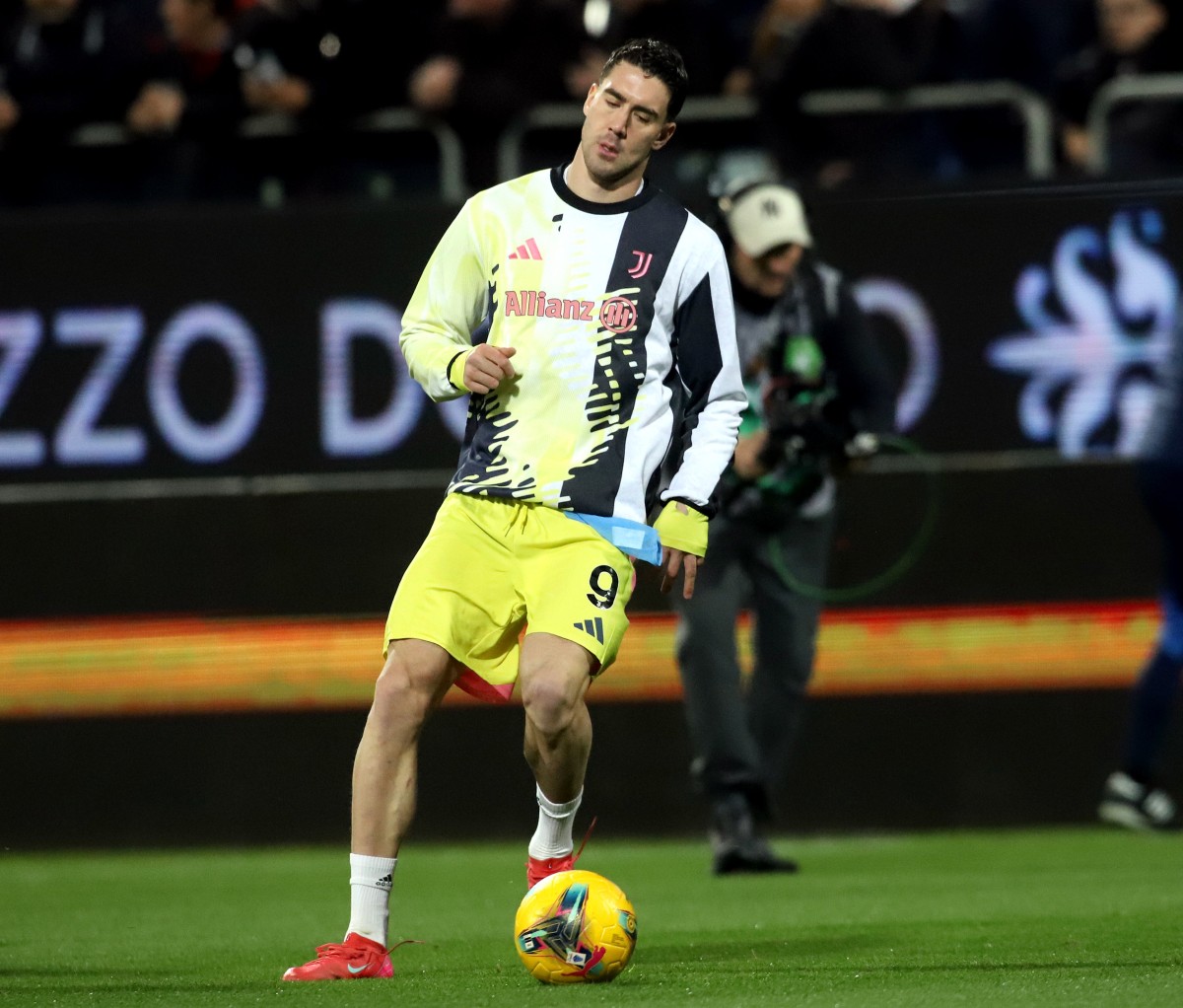 Dusan Vlahovic s'échauffant pour la Juventus