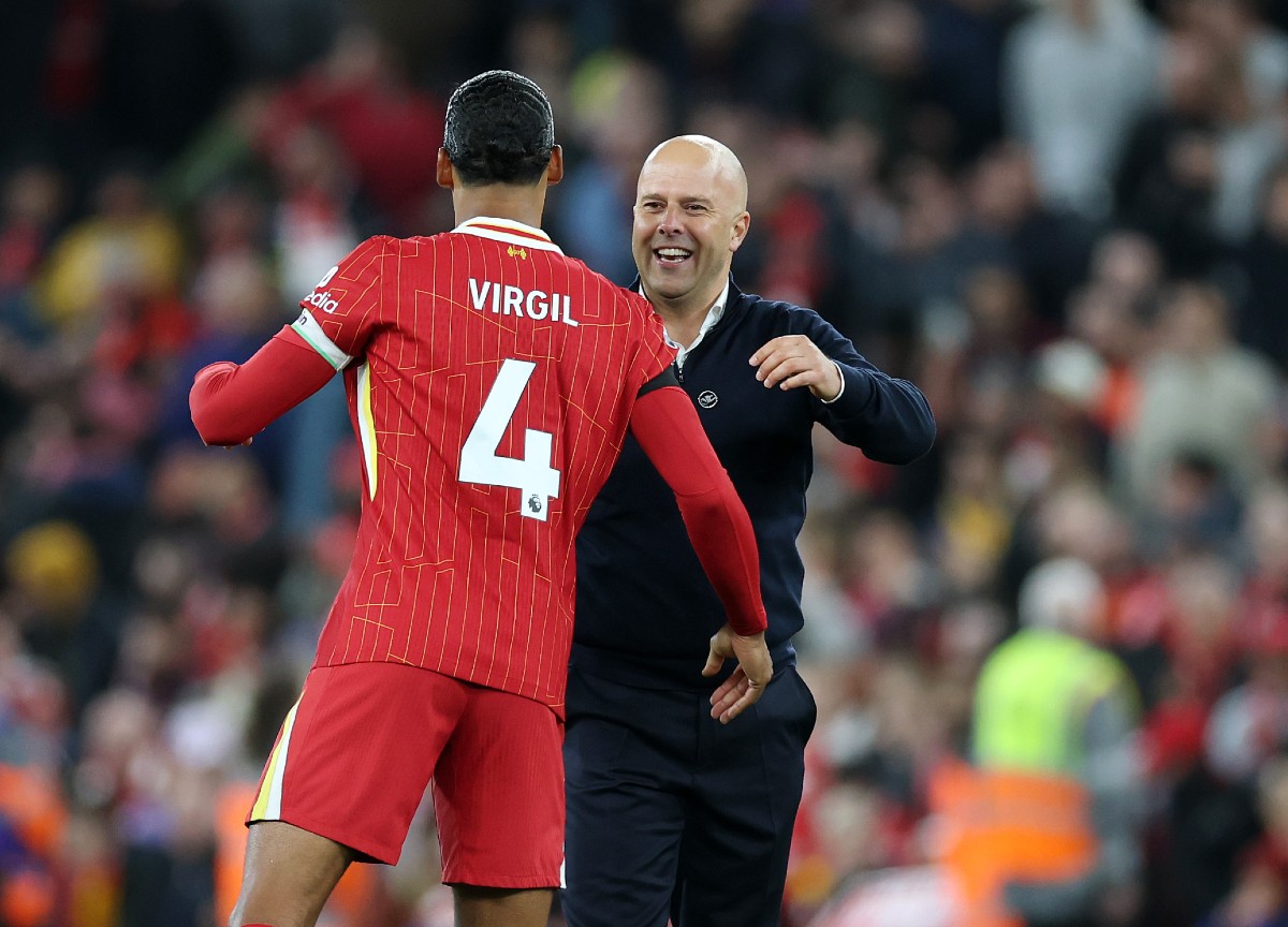 Virgil van Dijk avec l'entraîneur Arne Slot