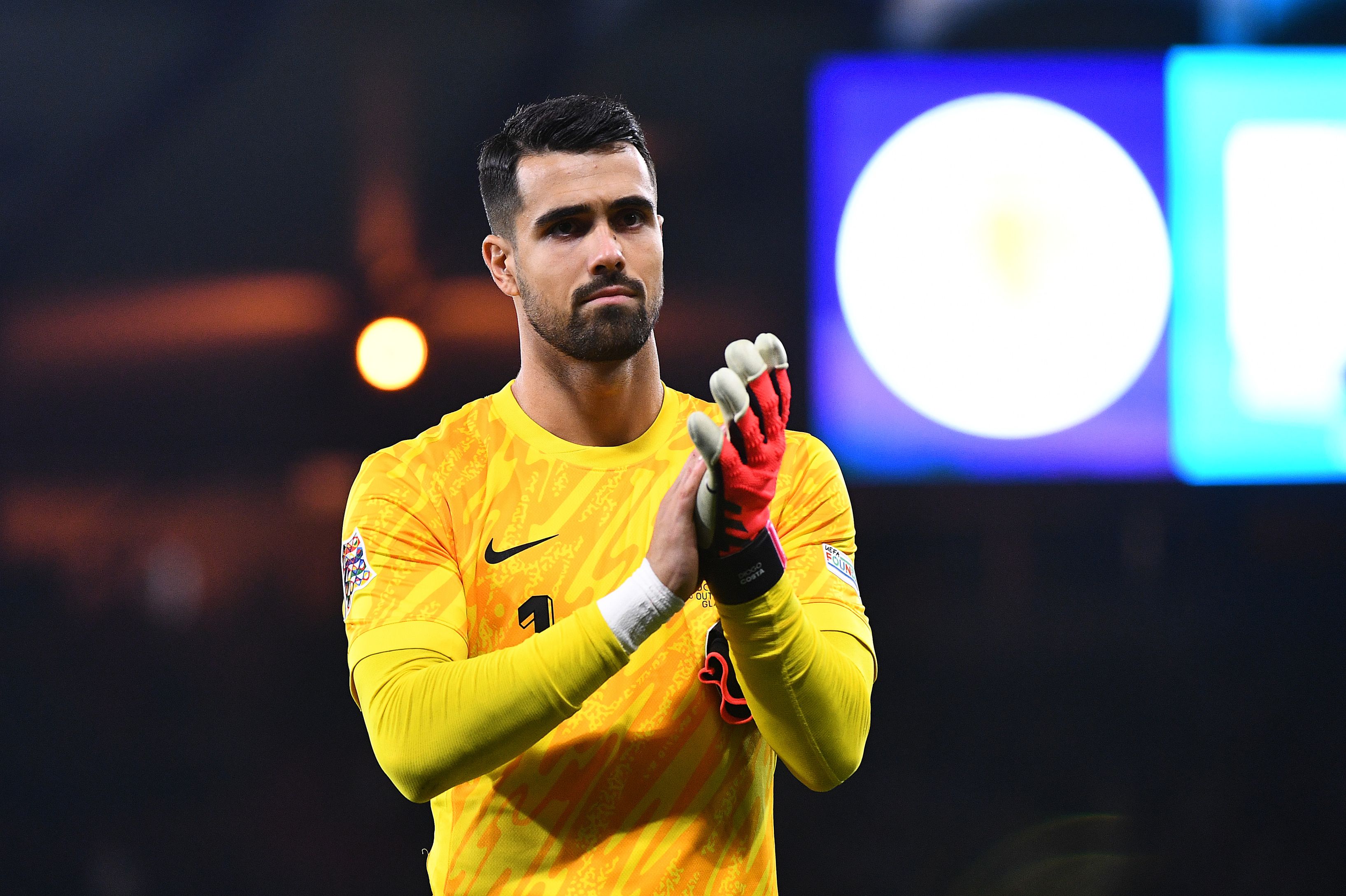 Diogo Costa applaudissant les fans