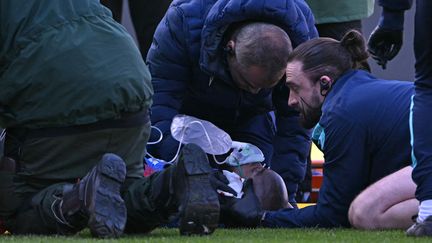 Jean-Philippe Mateta reçoit des soins sur le terrain après avoir été percuté