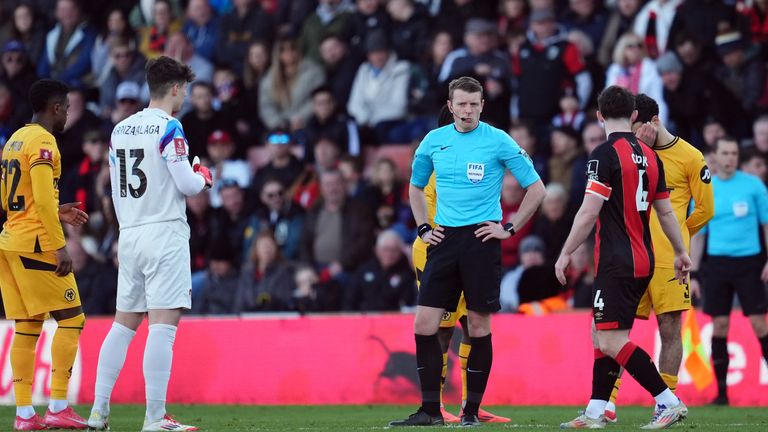 L'arbitre Sam Barrott attend la décision du VAR avant d’annuler le but pour Bournemouth lors du match de cinquième tour de la FA Cup au Vitality Stadium.