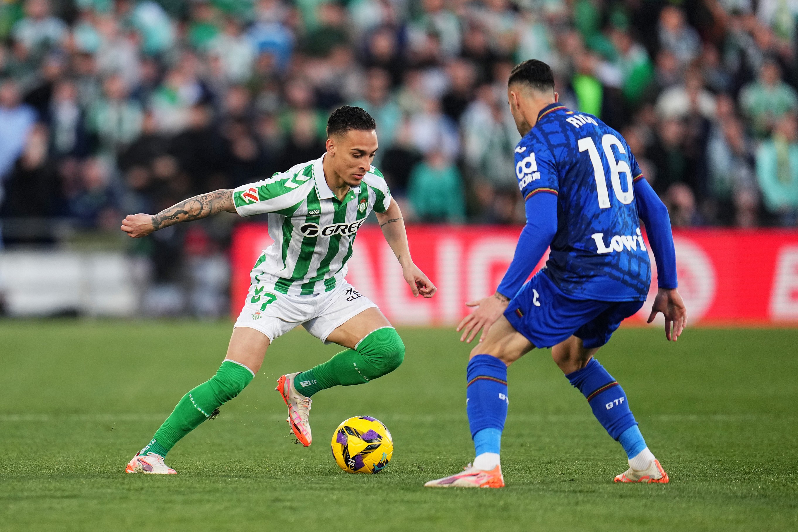 Antony de Real Betis contrôle le ballon