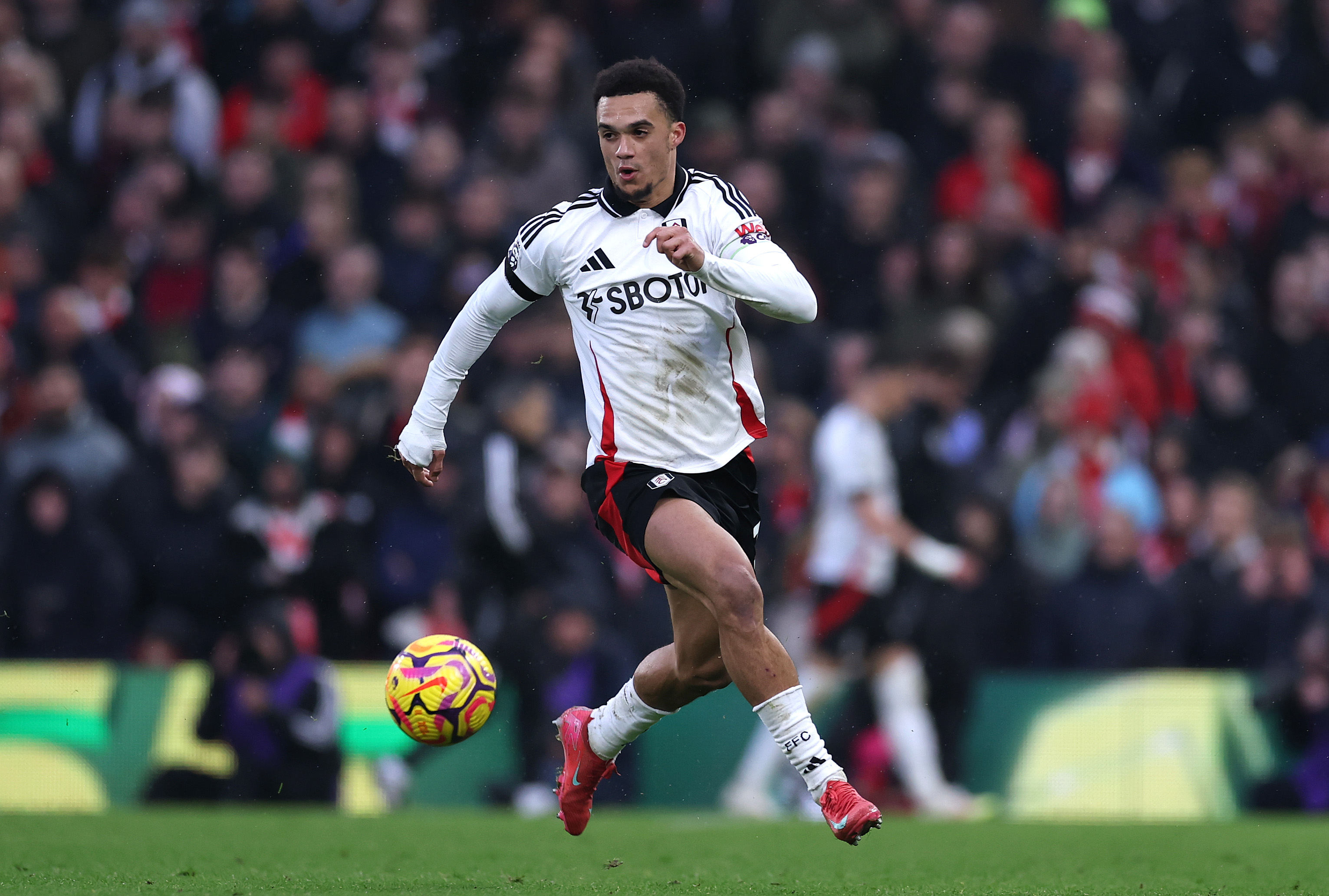 Antonee Robinson de Fulham contrôle le ballon