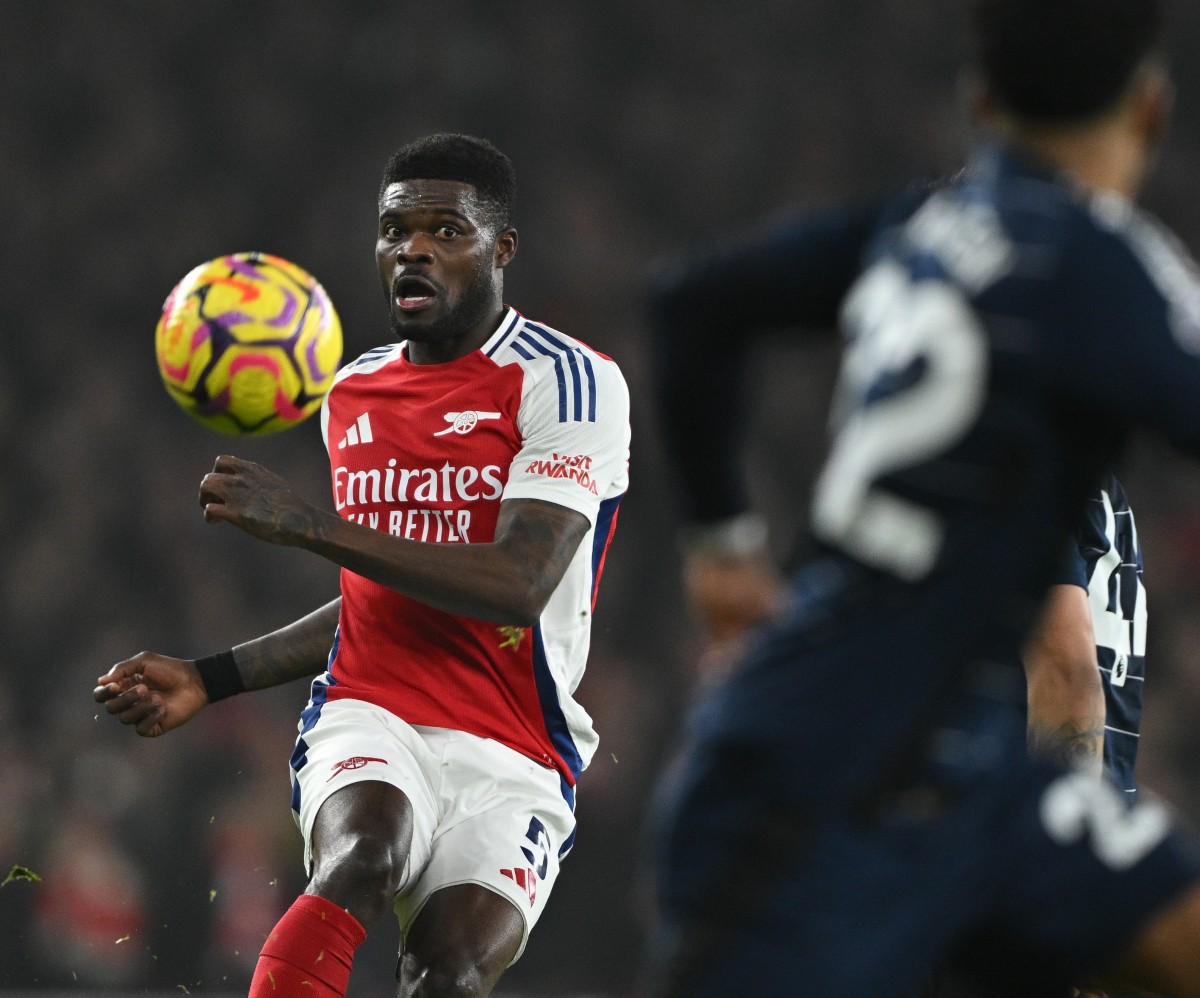 Thomas Partey en action pour Arsenal contre Aston Villa