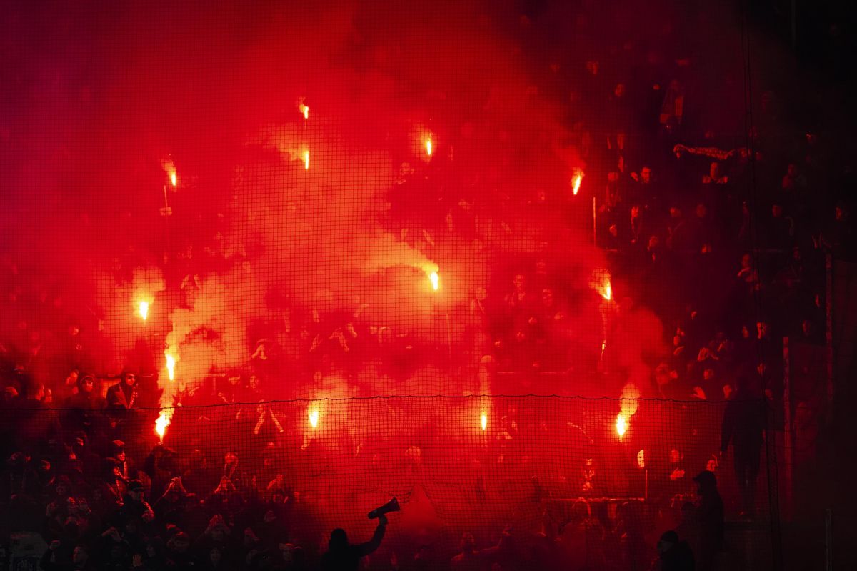 Supporters allumant des fumigènes