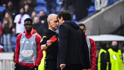 L'entraîneur de l'OL Paulo Fonseca et l'arbitre Benoît Millot lors du match de Ligue 1 entre Lyon et Brest, au Groupama Stadium, le 2 mars 2025. (JEFF PACHOUD / AFP)