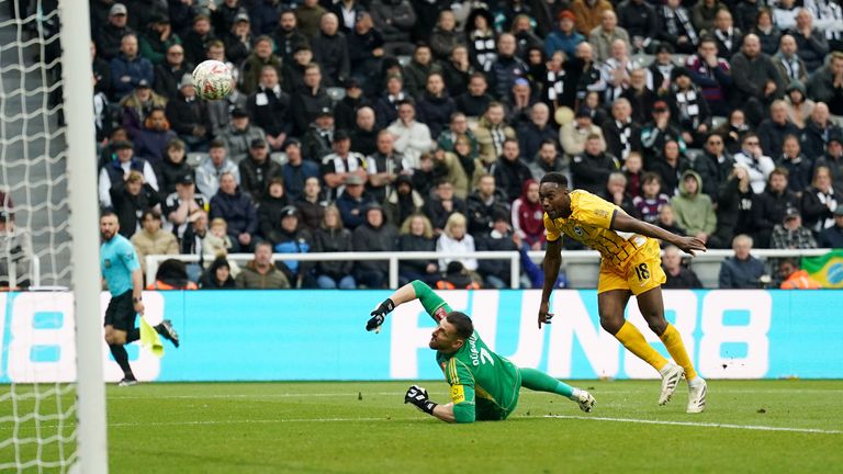 Danny Welbeck inscrivant le but de la victoire de Brighton en prolongation