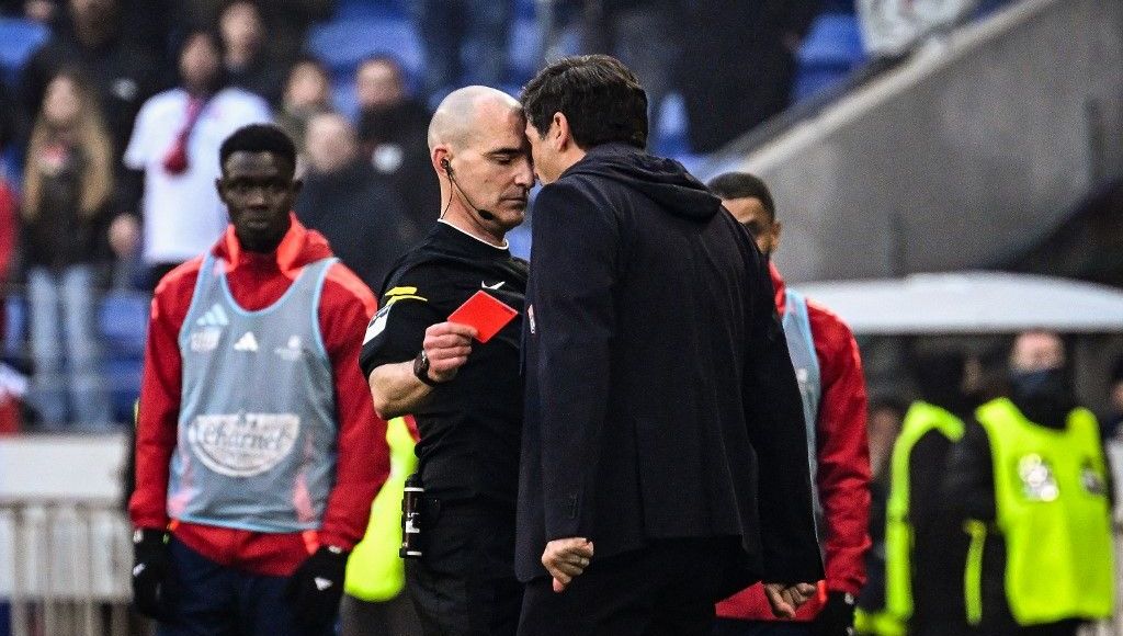 L'entraîneur de Lyon Paulo Fonseca en plein coup de sang face à l'arbitre Benoît Millot, ce dimanche.