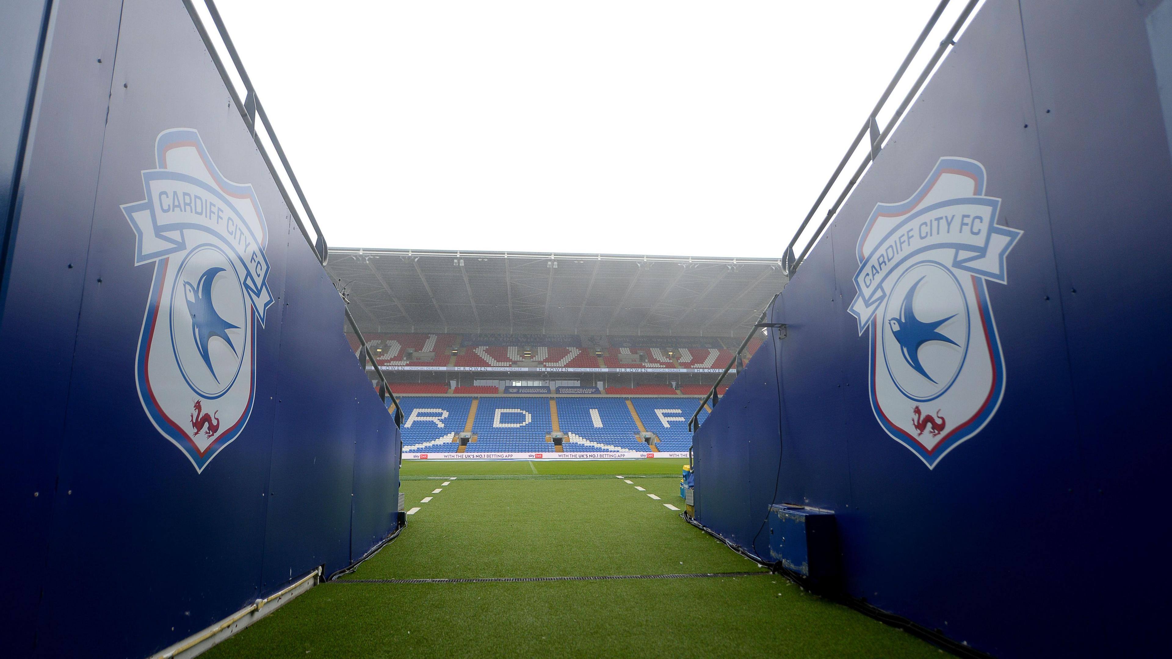 Vue du stade du Cardiff City prise depuis le tunnel des joueurs