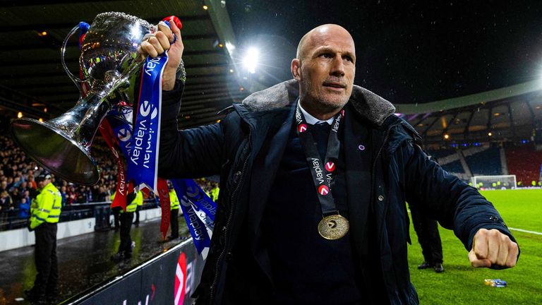 Philippe Clement avec la Coupe de la Ligue à Hampden Park