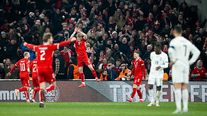 Cristiano Ronaldo observe Rasmus Hojlund imiter sa célébration