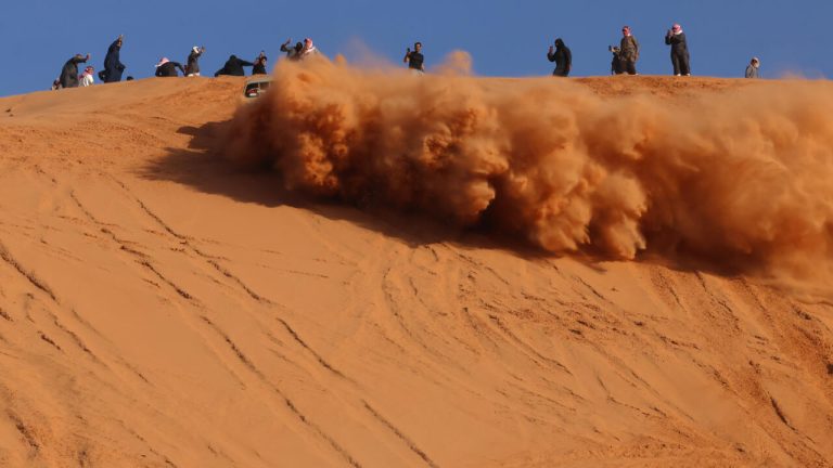 Dérapage contrôlé dans les dunes - passion saoudienne en plein essor