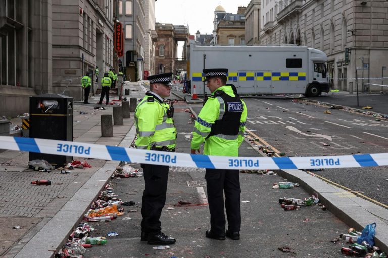 Incident à Liverpool - voiture fonce dans la foule lors de la parade