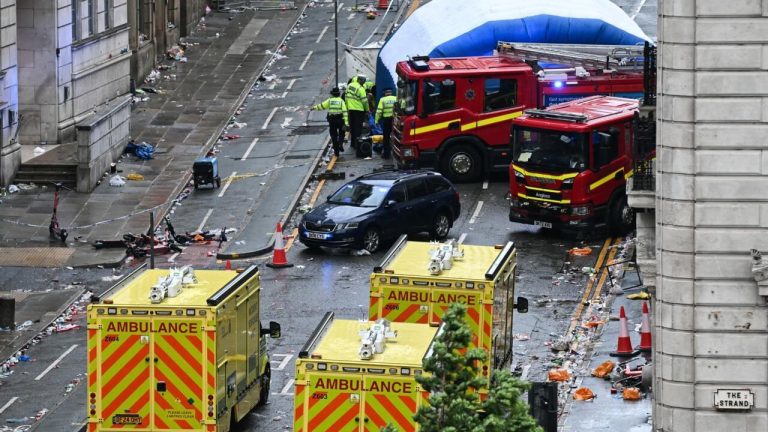 Incident à Liverpool - voiture fonce sur la foule lors de la célébration