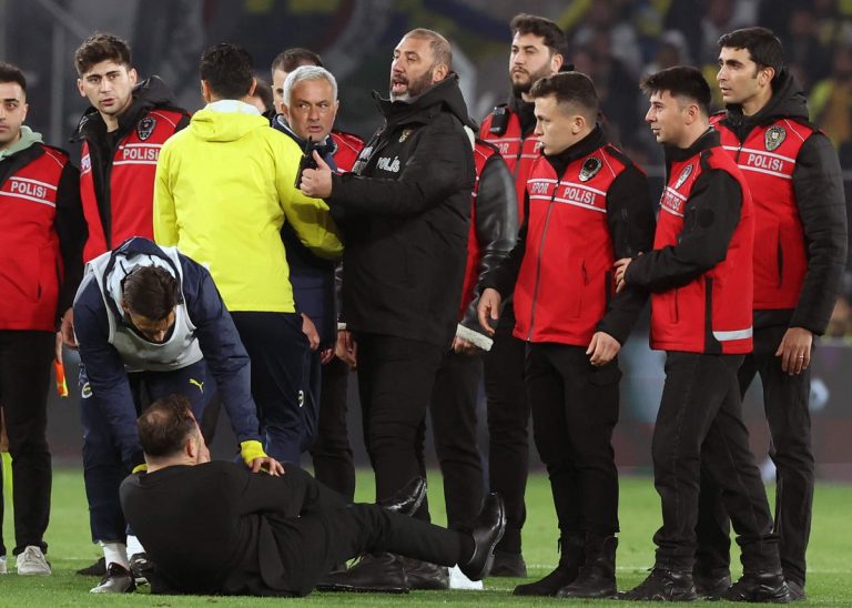 Jose Mourinho suspendu trois matchs après incident à Istanbul