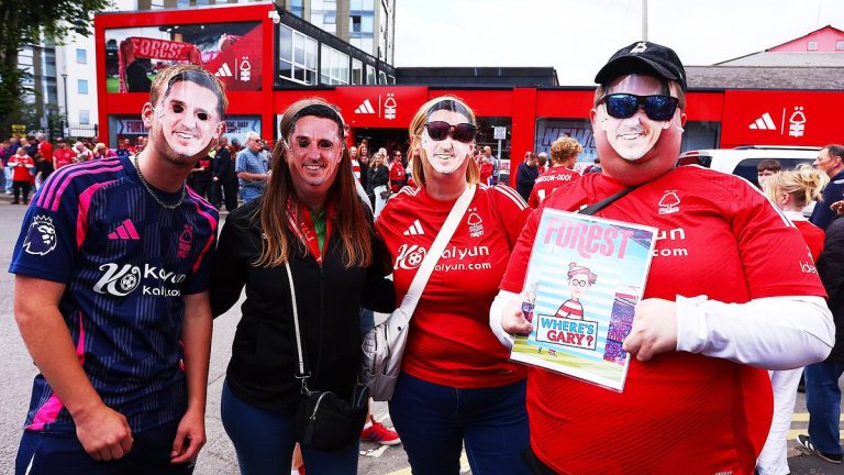 Nottingham Forest bannit Gary Neville - chants et masques contre le pundit