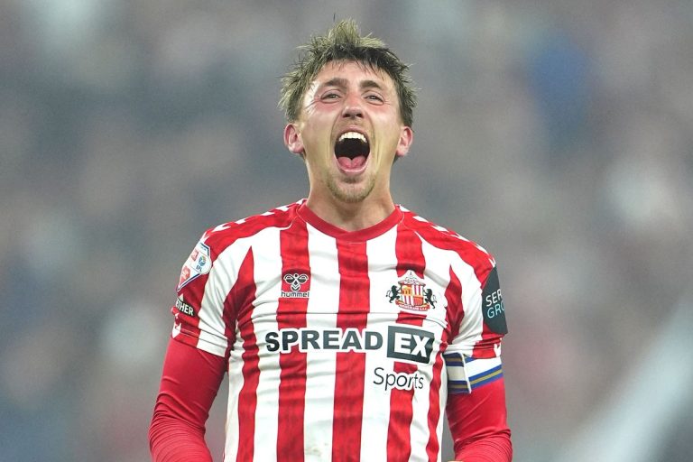 Sunderland vise la Premier League avec Dan Neil