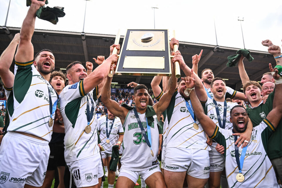 Les joueurs de Montauban célèbrent leur victoire en Pro D2