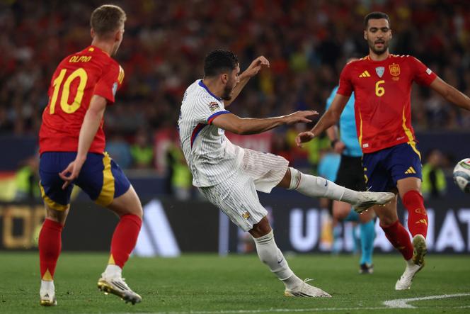 Rayan Cherki lors de la demi-finale de la Ligue des nations à Stuttgart