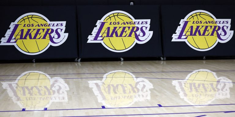 Les Lakers entrent dans l'histoire après une vente record